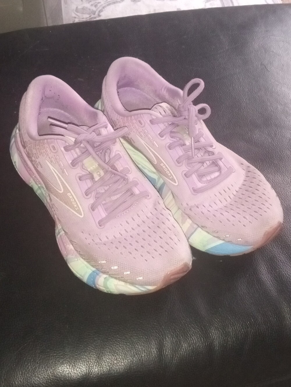 Brooks Lavender Women’s Athletic Shoes with Pastel Multicolor Midsole Size 9